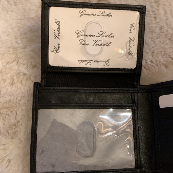 NWT. Men’s genuine leather wallet - Picture 2 of 5